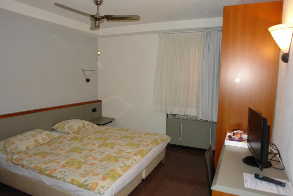 Hotel Bahnhof Haus Chiasso Værelse billede