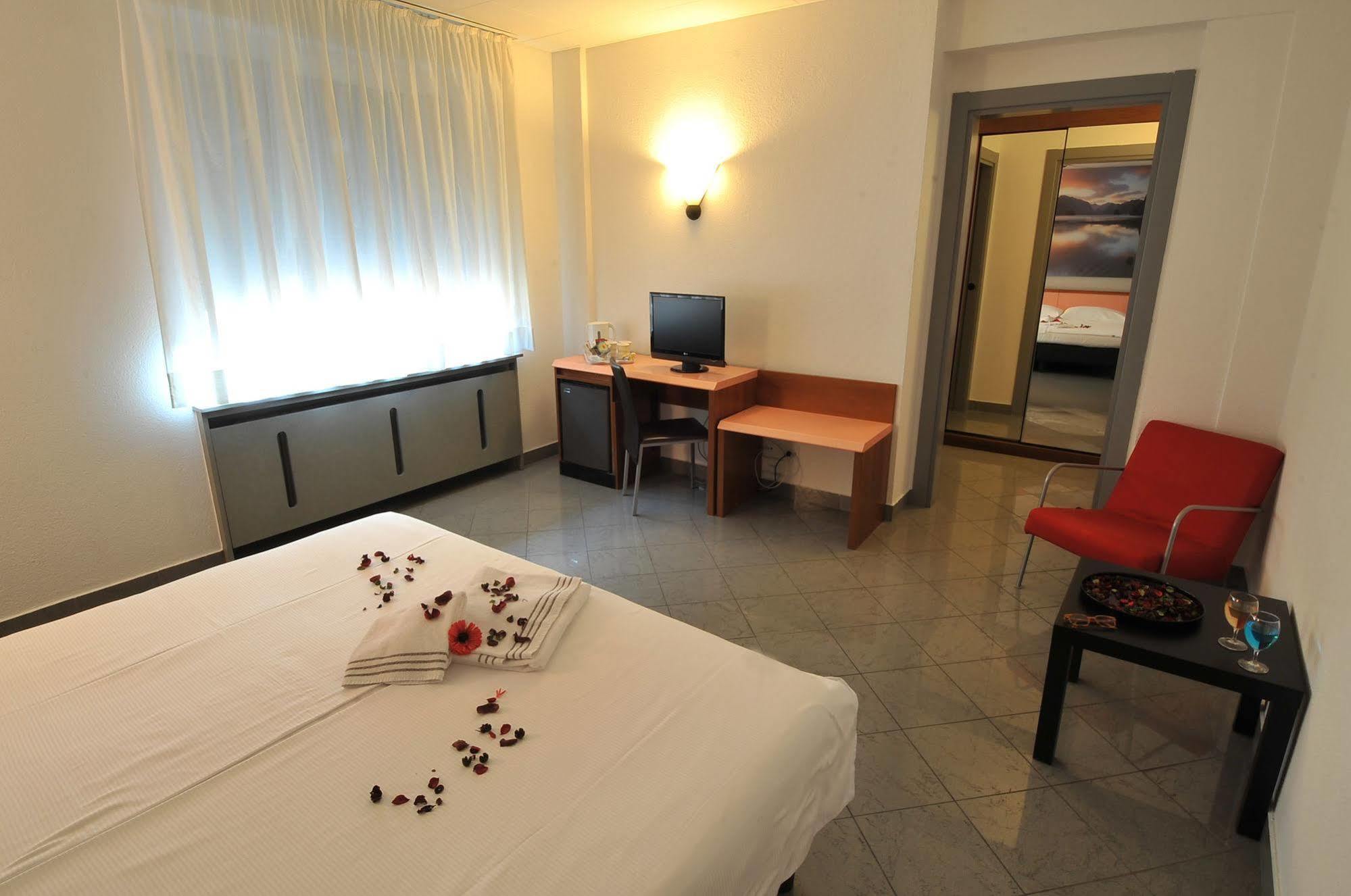 Hotel Bahnhof Haus Chiasso Eksteriør billede